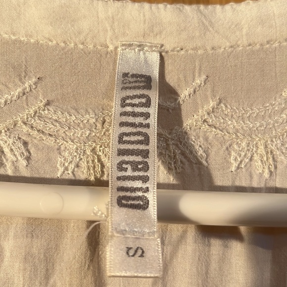 White Embroidery quarter sleeve flowy top - Picture 3 of 5